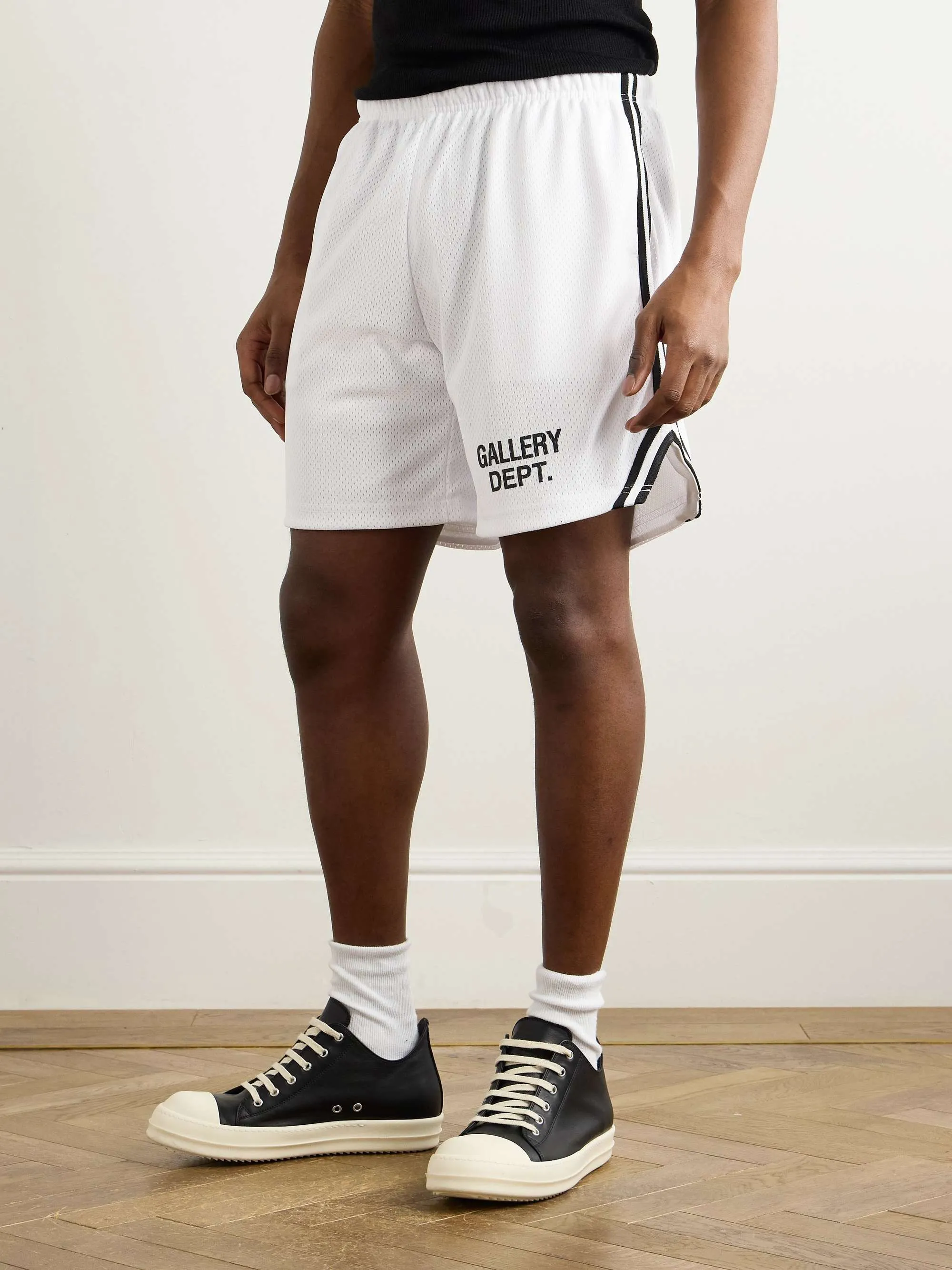 GALLERY DEPT. VENICE COURT SHORTS English mesh shorts Logo webbing wide-leg basketball shorts Black and white S-XL Original molding Loose wide-leg version American boys' first choice Breathable mesh fabric Superimposed soft material inside Comfortable and easy to match Custom-woven original consistent webbing/main mark/component wash mark Details are enlarged to follow